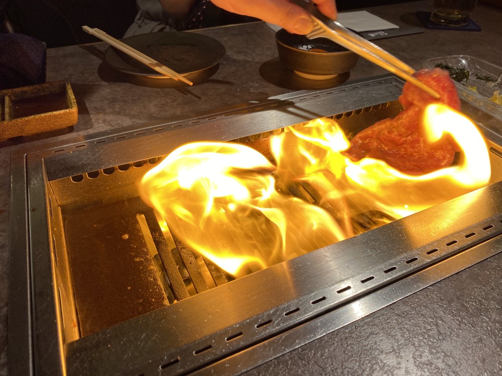 野原燒，即薄切大片 A5和牛西冷，由店員煮理。