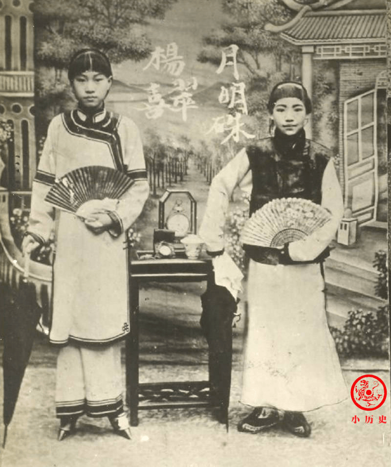 青樓名妓楊翠喜（左）與評劇男旦月明珠。