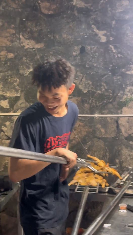 小陳年僅16歲已創業開烤雞檔，日賣百雞營收約萬元人民幣。抖音