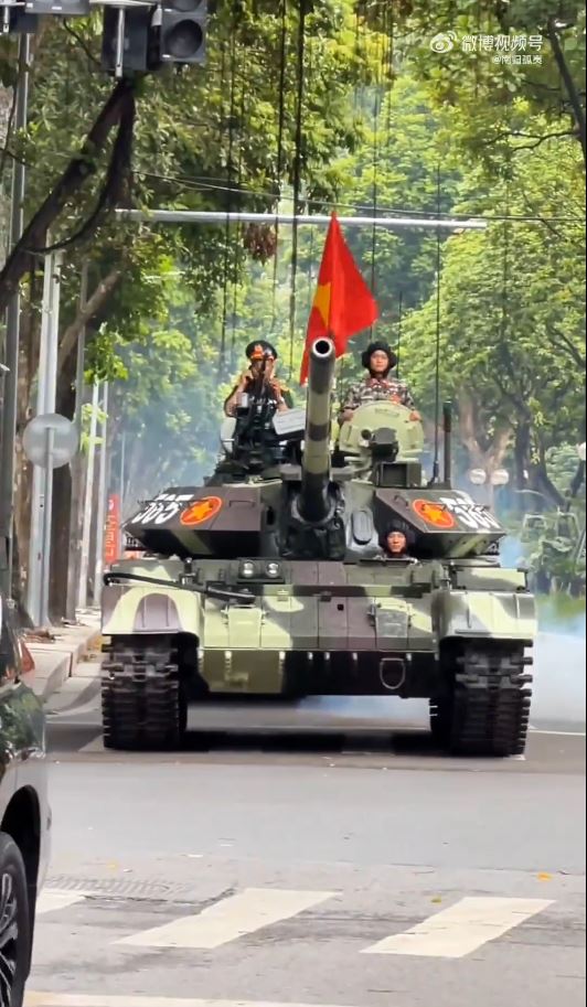 内地网民指越南在阅兵彩排中展示的新武备不多。微博