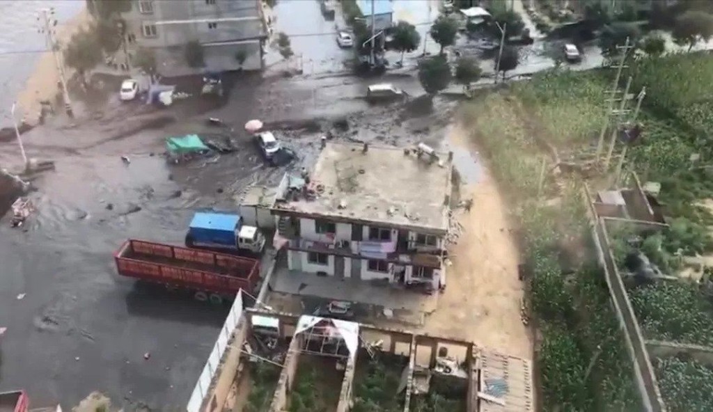 子長縣發生潰壩，導致大量「黑水」流下至縣城街道、河道。網圖