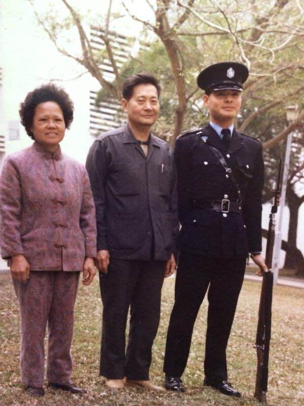 黄智贤（右）的制服Look。