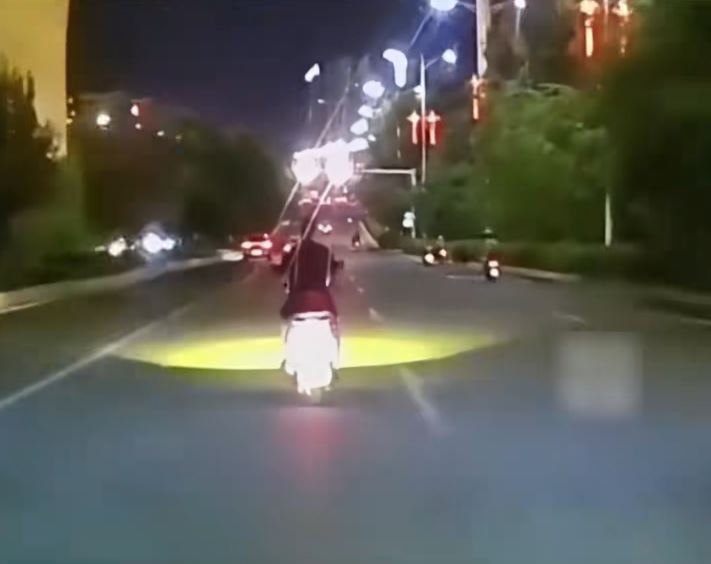 湖南孕妇驾“电鸡”恶意逼车，气得后车司机一脚踢向对方。