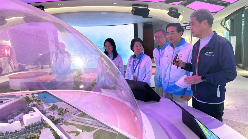 中國殘疾人聯合會代表團由中國殘疾人聯合會主席、中國殘疾人奧林匹克委員會主席及本屆殘特奧會組委會主任程凱(右三)率領,並在文化體育及旅遊局常任秘書長沈鳳君、全國運動會香港賽區統籌辦公室主任楊德強及啟德體育園總監(策略發展)鄧竟成等陪同下,參觀了啟德主場。圖片由啟德體育園提供 中國殘疾人聯合會代表團由中國殘疾人聯合會主席、中國殘疾人奧林匹克委員會主席及本屆殘特奧會組委會主任程凱(右三)率領,並在文化體育及旅遊局常任秘書長沈鳳君、全國運動會香港賽區統籌辦公室主任楊德強及啟德體育園總監(策略發展)鄧竟成等陪同下,參觀了啟德主場。圖片由啟德體育園提供