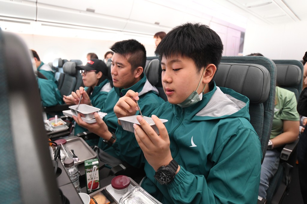 學員在飛機上享用午餐。何健勇攝