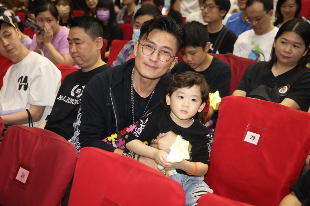 陈山聪与儿子昨日现身炎明熹演唱会。