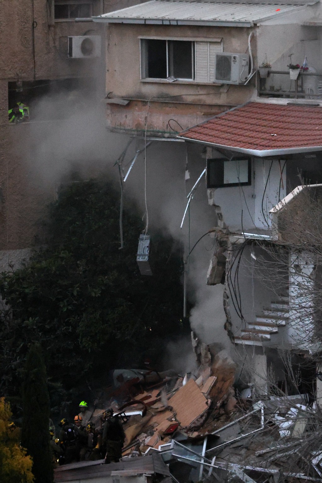 以色列北部城市海法一棟7層高住宅大樓遭伊朗導彈直接命中。路透社