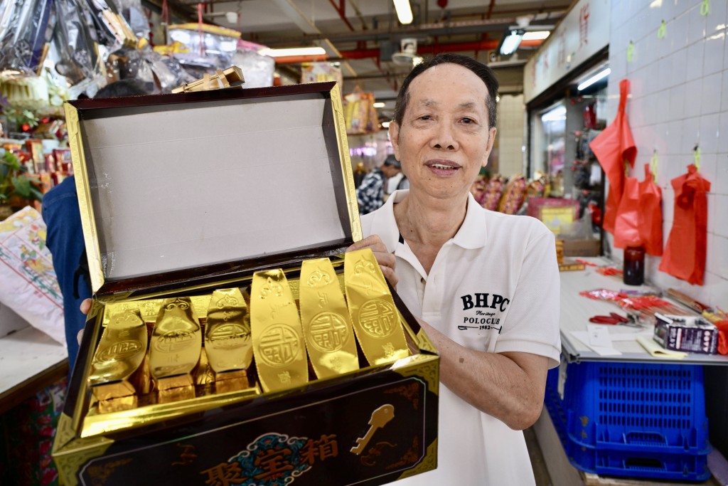 紙紮舖老闆李先生表示,今年銷情比去年增加兩至三成。 紙紮舖老闆李先生表示,今年銷情比去年增加兩至三成。