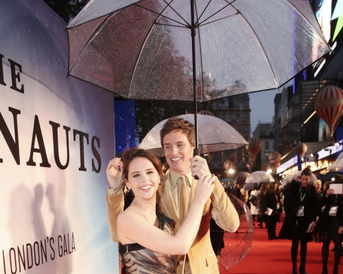 Eddie Redmayne及Felicity Jones擔遮行紅地氈。