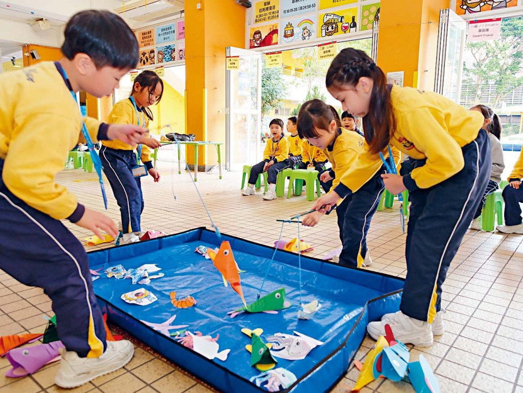 「磁中魚」體現了寓學於樂的精神，讓學生在遊戲中掌握「磁」的特性，成功將科學知識融會貫通。