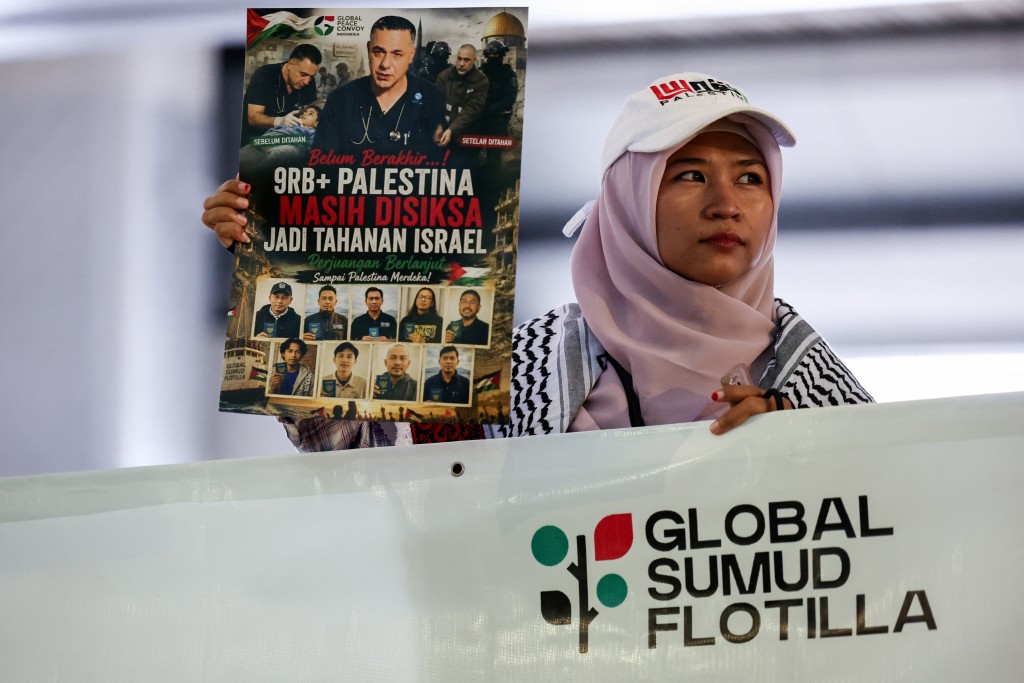 试图向巴勒斯坦加沙地带运送人道物资的「全球坚毅船队」（Global Sumud Flotilla）日前遭以色列军方拦截及扣押，事件引发巨大争议。 路透社  