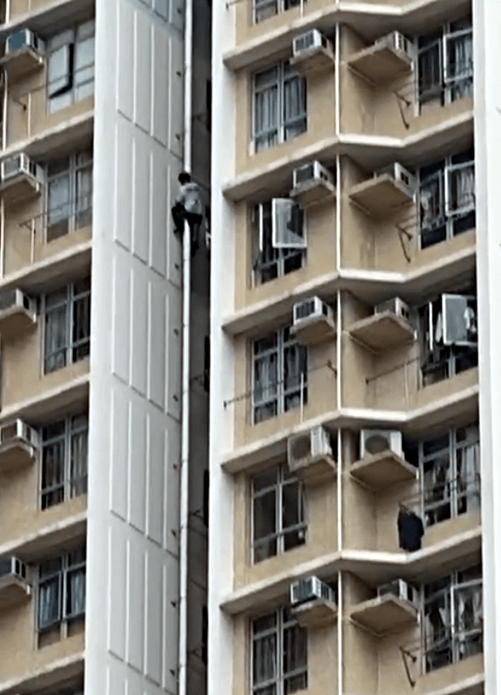 男子激動爬出大廈外牆。fb：香港交通及突發事故報料區