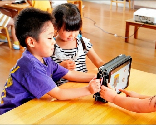 美国有研究发现长时间使用手机、平板电脑的儿童，大脑皮层有提早变薄的迹象。（资料图片）