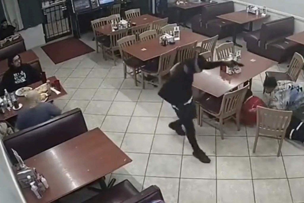 蒙面劫匪走進一家餐廳，搶劫顧客們。
