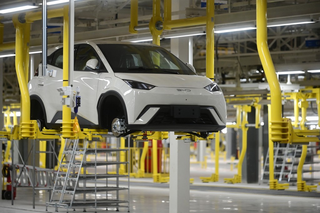 比亞迪2月份共銷售19萬輛車，但國內僅9萬輛，海外佔比逾五成。