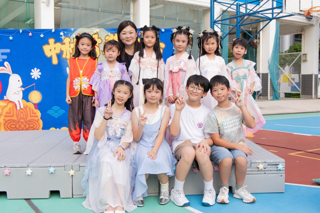 （后左三）仁爱堂田家炳小学曾燕琼校长（图：李沃涛）