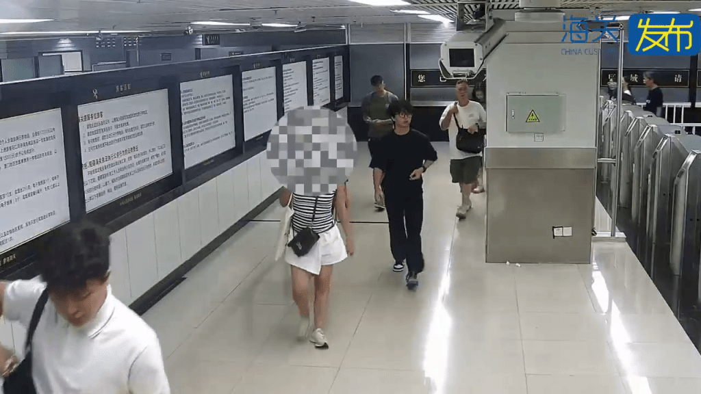女旅客神情緊張,隨即被關員攔截檢查。 女旅客神情緊張,隨即被關員攔截檢查。