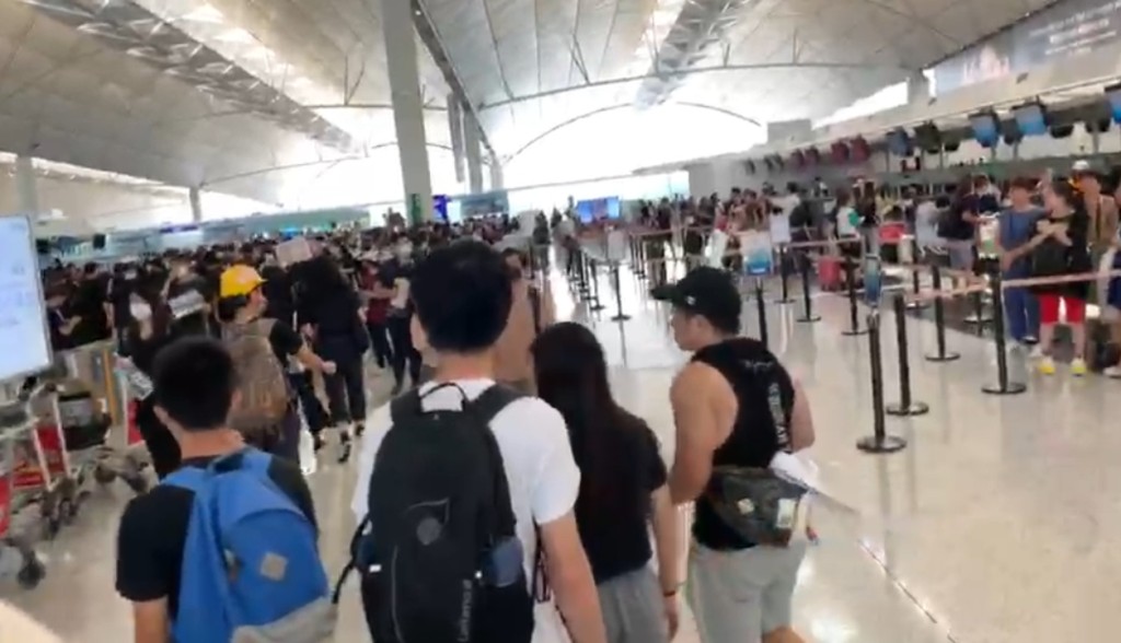 在場旅客圍觀。