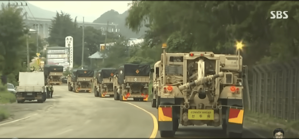 薩德系統導彈發射車當年抵達星州基地情景。 薩德系統導彈發射車當年抵達星州基地情景。