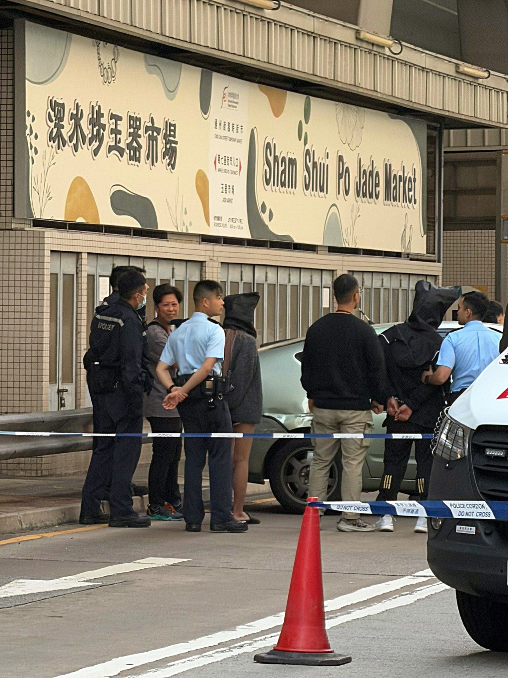 警方拘捕一對男女。fb：馬路的事討論區