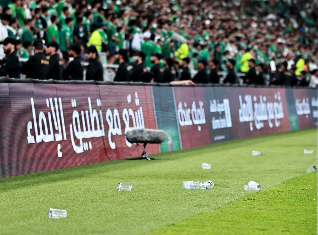艾纳斯球员庆祝入球时，被吉达艾阿里球迷扔杂物。Reuters