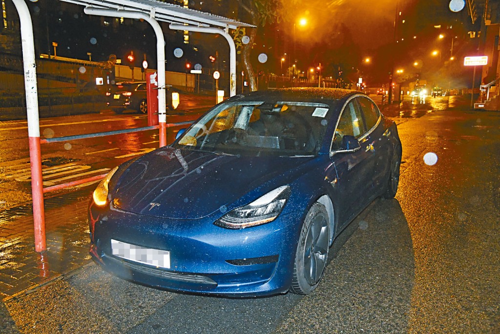 電動私家車停在燈前，揭司機涉酒駕被捕。