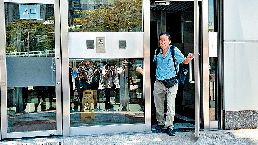 姜嘉伟的生父往天水围警署助查。