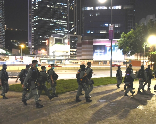 防暴警察在金鐘一帶巡查。