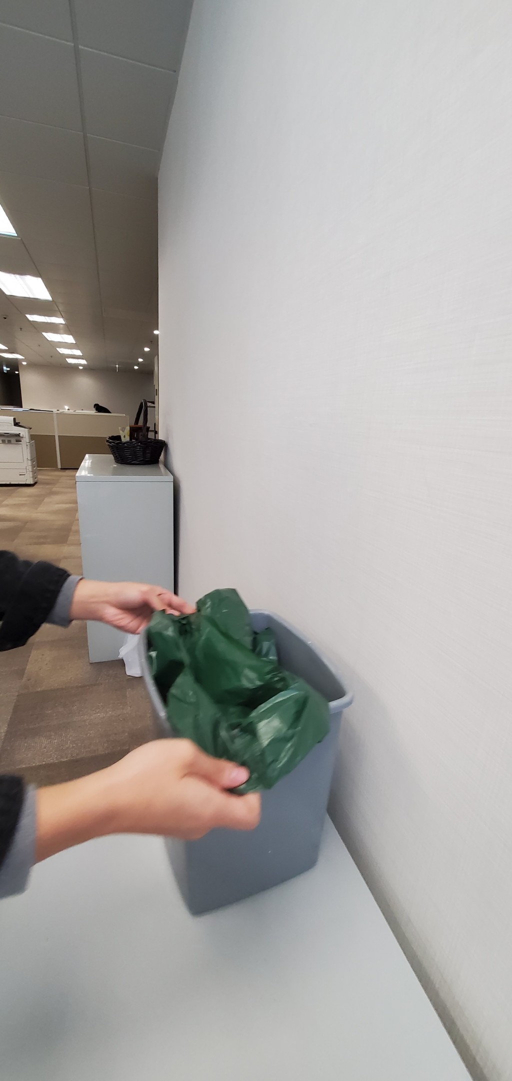 15升装指定袋能套进一般办公室垃圾桶。