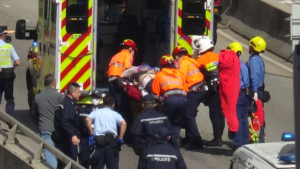 墮下事主被送上救護車。蔡楚輝攝 墮下事主被送上救護車。蔡楚輝攝