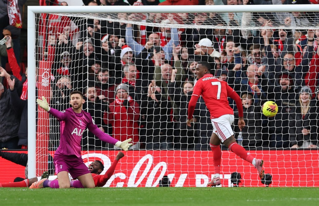 熱刺後防搓傳被打荷包，28分鐘失守。路透社