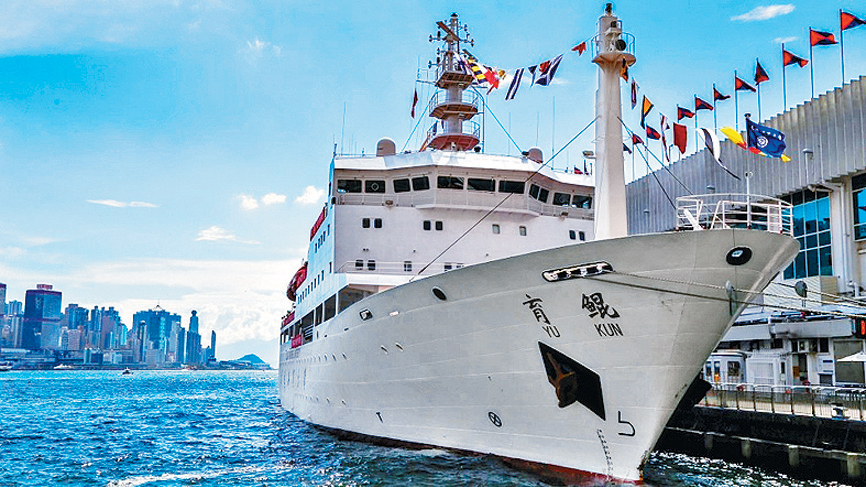 大连海事大学的实习轮船「育鲲轮」近日访港，大批市民登船参观。