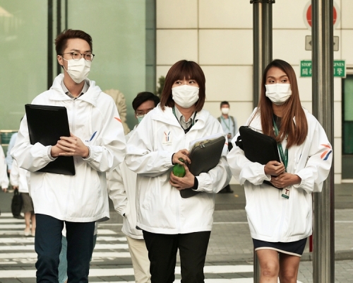 國泰空中服務員工會主席王思敏（中）認為應將簽約期限延長至一個月。資料圖片