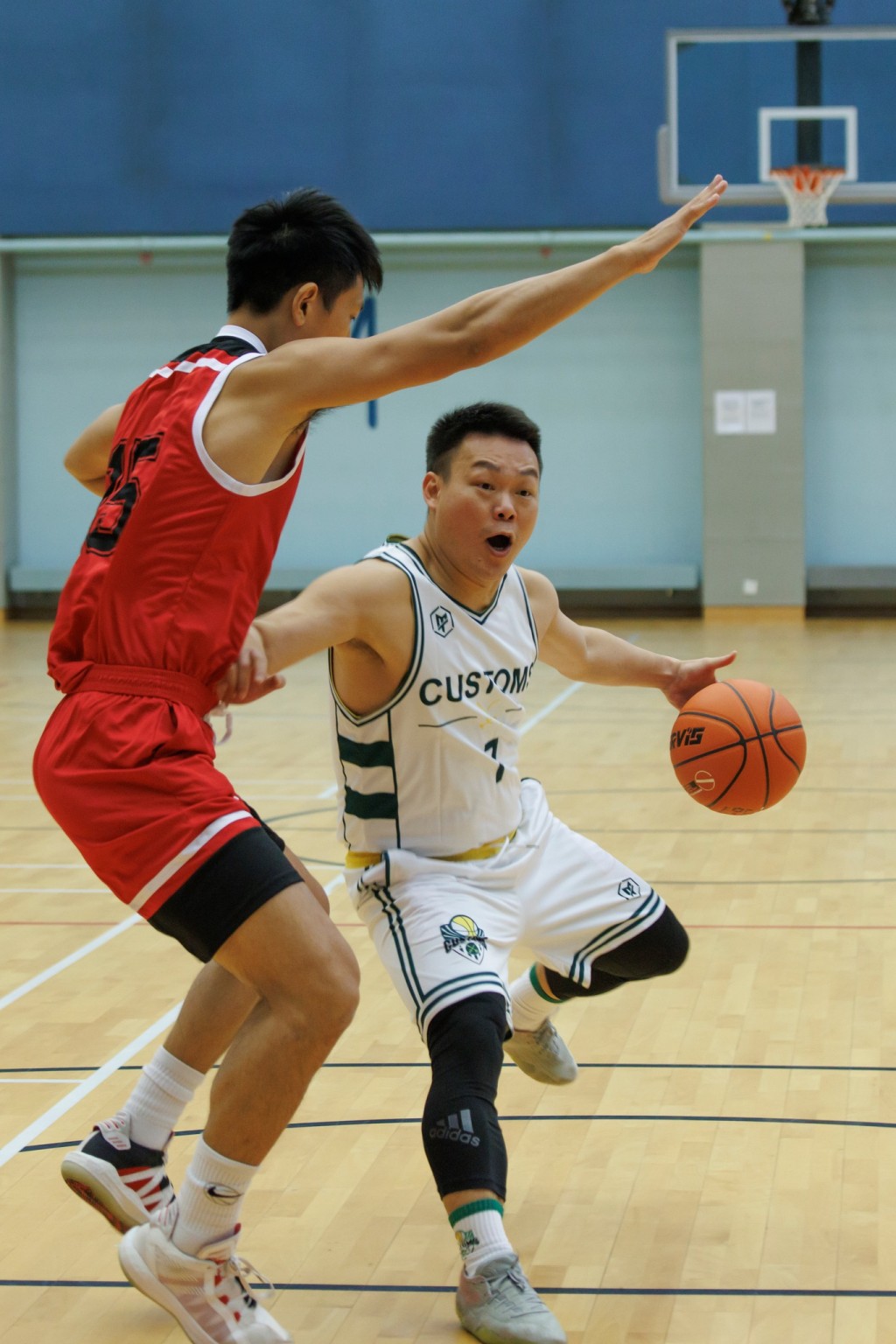 海關籃球隊與不同界別的球員切磋球技。香港海關fb圖片