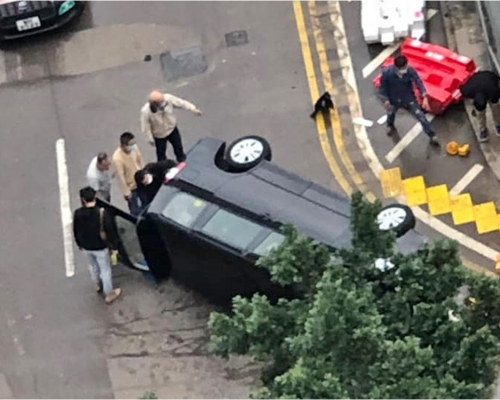 一輛黑色私家車於荔景公路自炒翻側。FB群組「香港突發事故報料區」Ju Belli圖片