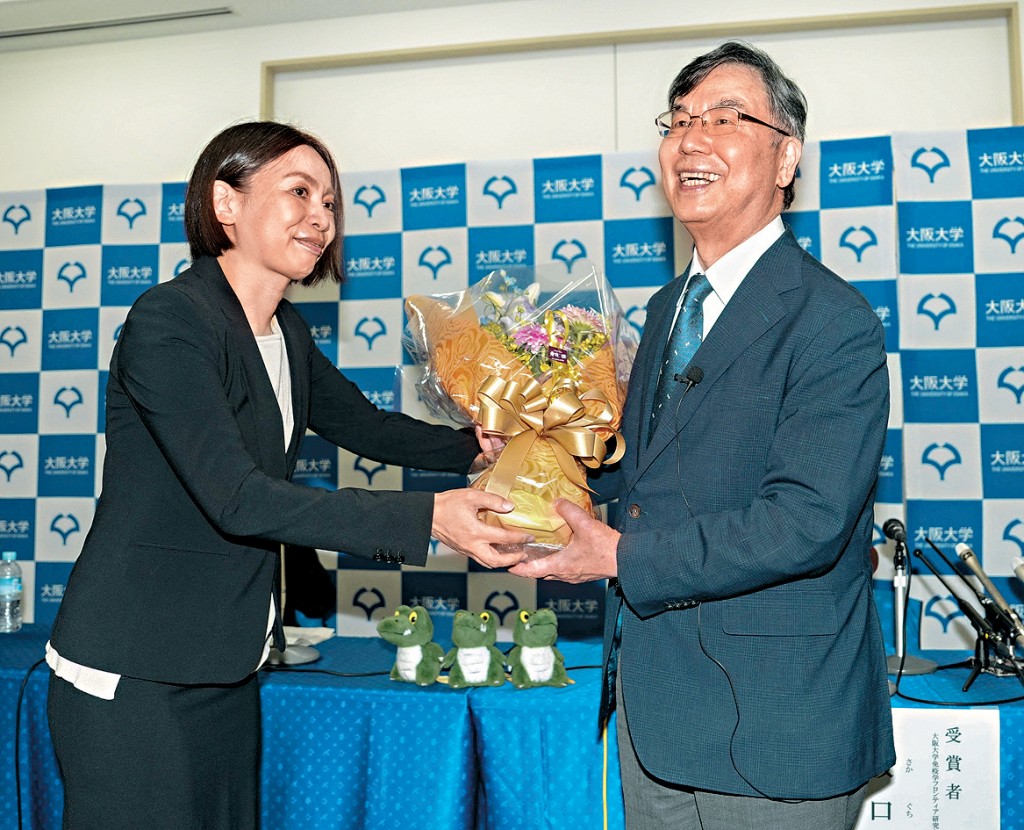 大阪大學教授坂口志文（右）周一在記者會上獲贈鮮花。
