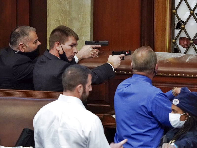 多名警員在眾院議事廳內擎槍指向示威者。AP圖片