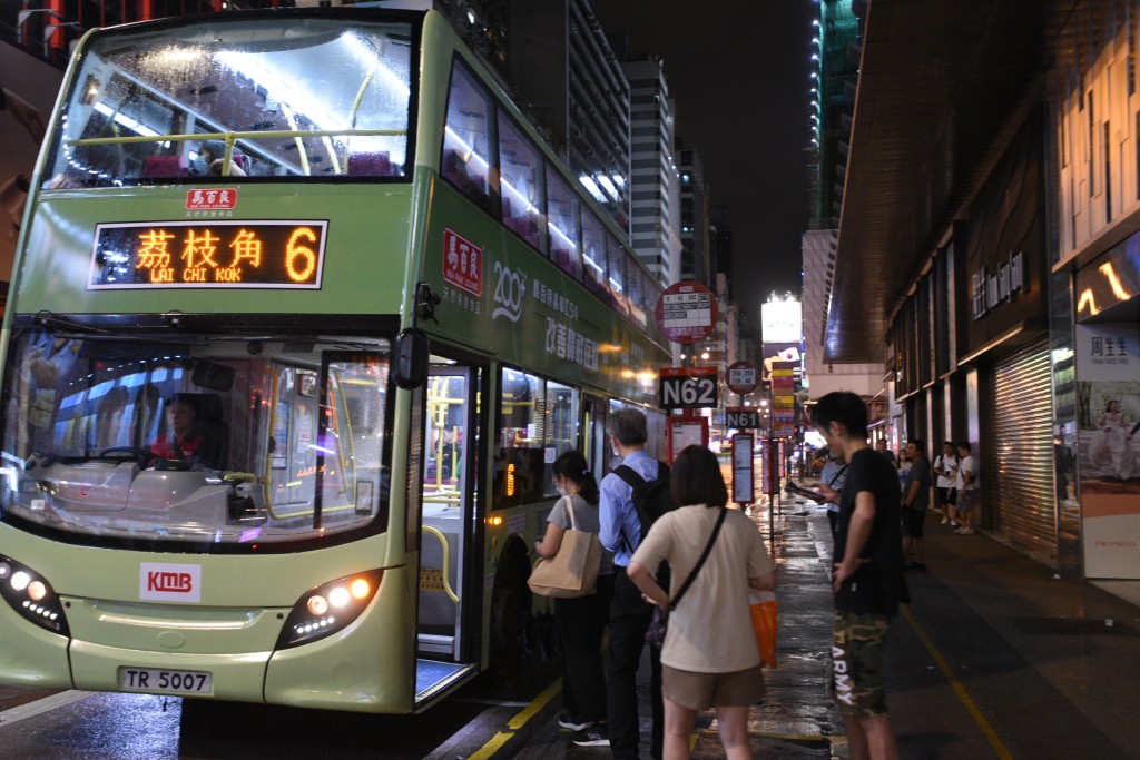 3間巴士公司宣布，日間路線將正常營運至尾班車。尹敬堂攝
