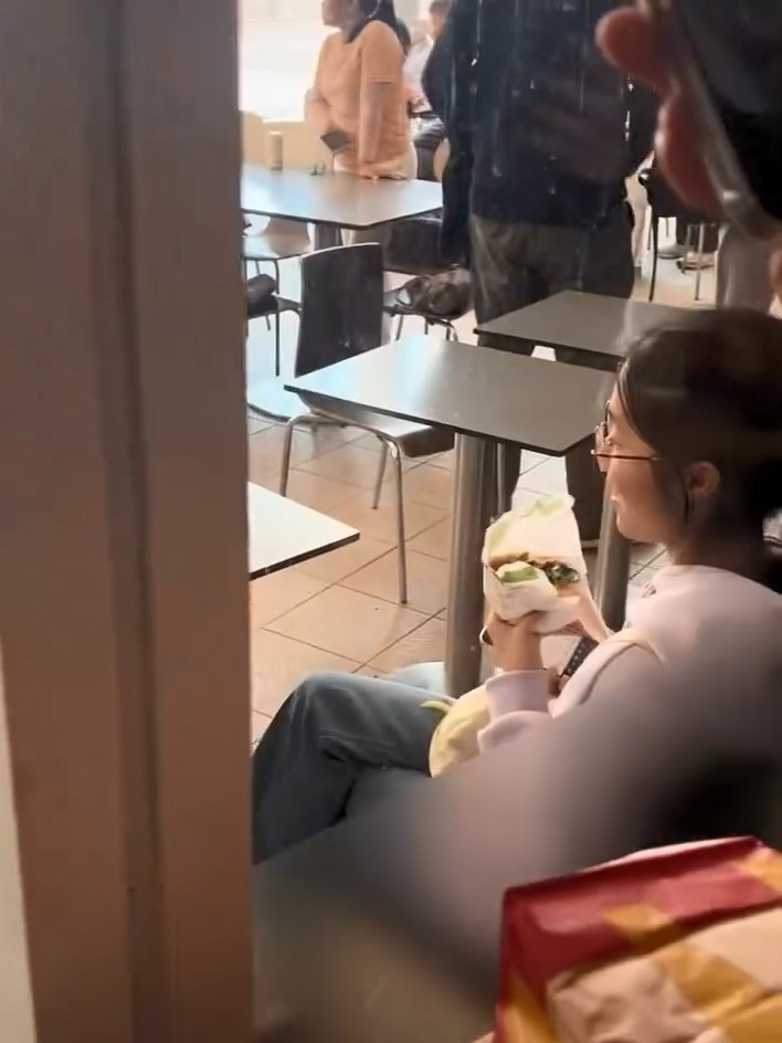 多名食客嚇到起身離座。threads@sweethxm0428影片截圖