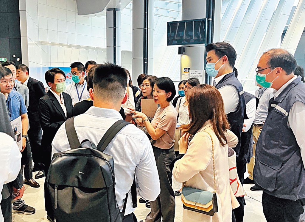 旅游事务专员沈凤君（右四）18日到香园围管制站视察，与多个政府部门及旅游业监管局商讨善用站内空间，以疏导内地入境旅行团人流。