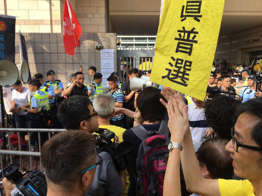 支持及反對人士在庭外示威。