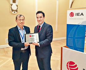 梁貫成（左）於國際教育成就評價協會周年大會上，獲主席Dr Thierry Rocher頒授榮譽會員。