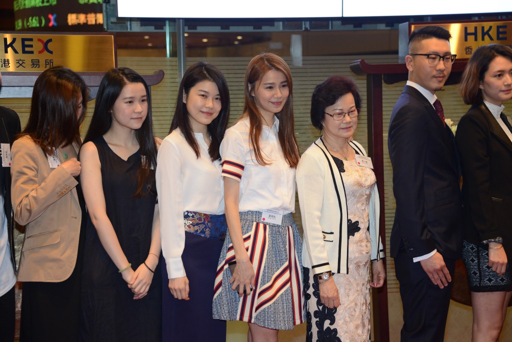 黃翠如父親黃永華（右二）公司於2016年4月在創業板上市，集資額為3570萬港元，黃翠如當日亦有現身上市儀式。