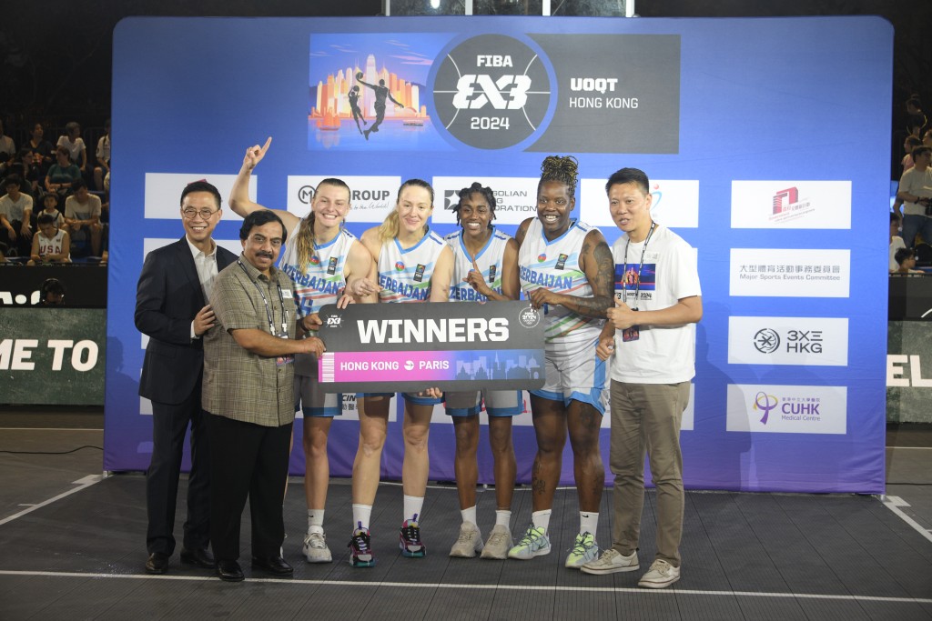 文体旅局杨润雄局长(左1)、FIBA亚洲主席戈文达拉吉(左2)及主办单位主席黄耀建(右)女子冠军阿塞拜疆合照。 陈浩元摄