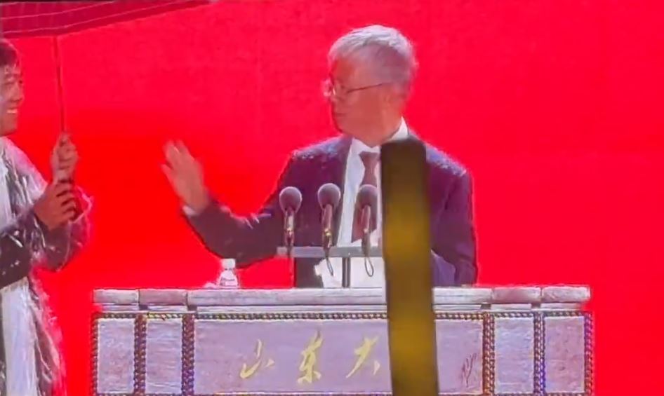 李術才致辭時遇上大雨，但兩度拒絕學生為他撐傘擋雨。抖音