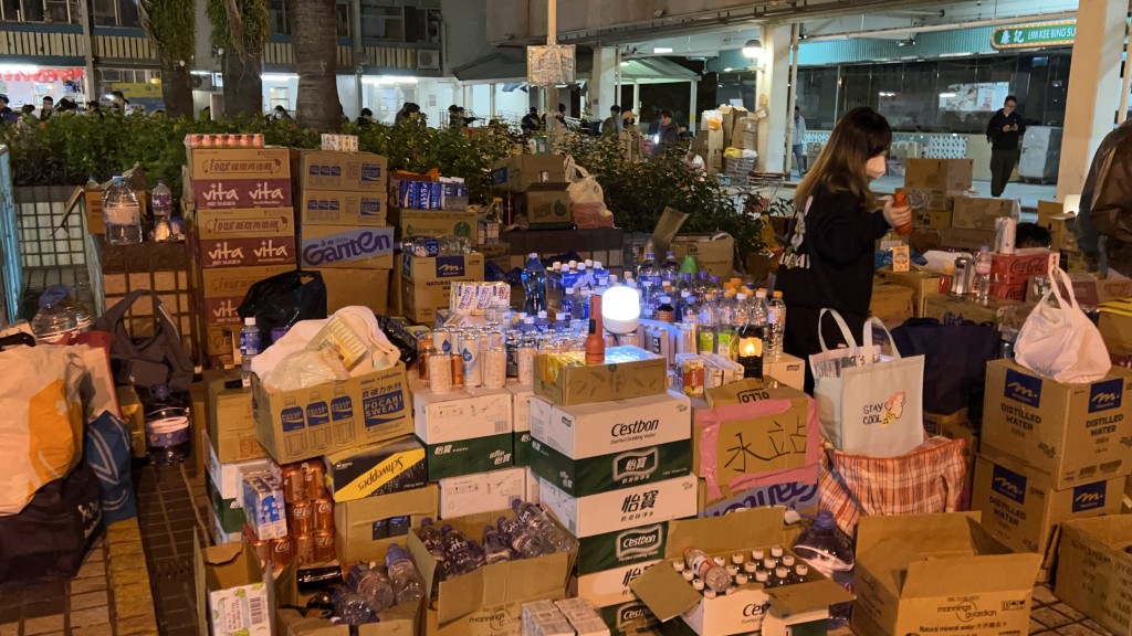 麥美娟感謝市民、專業組織提供物資或支援服務，但現時在臨時庇護中心的物資已足夠。資料圖片