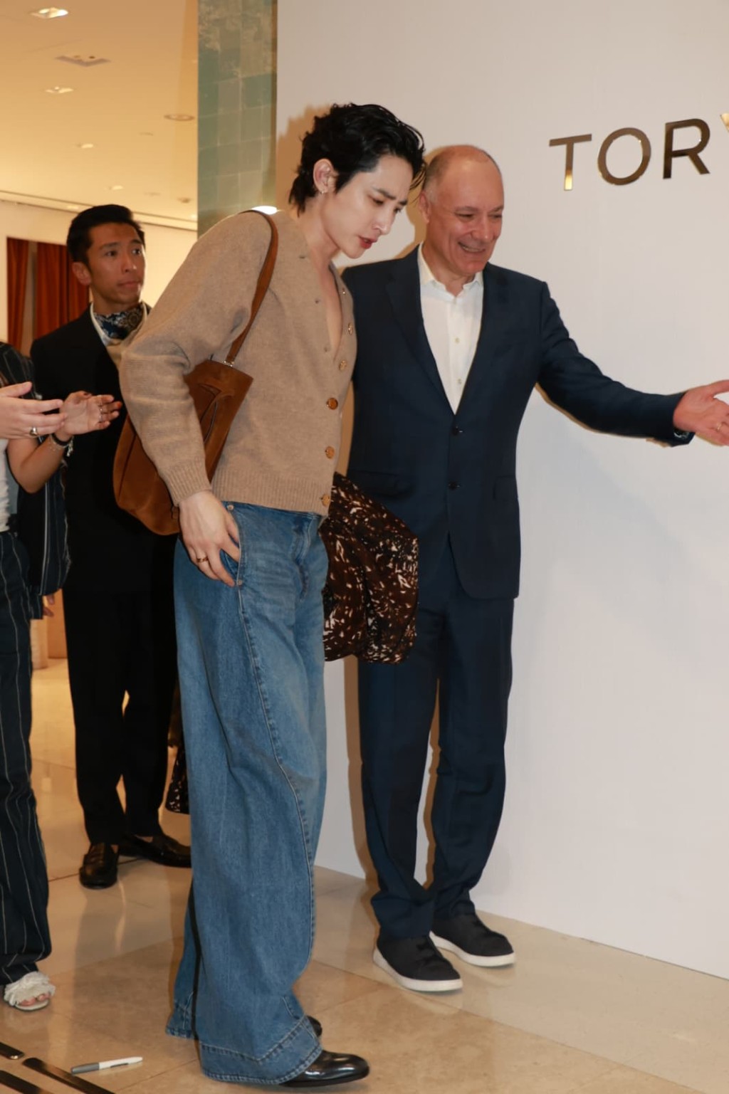 李洙赫出場時突然除下大褸,引來粉絲尖叫:「Oppa so sexy!」 李洙赫出場時突然除下大褸,引來粉絲尖叫:「Oppa so sexy!」