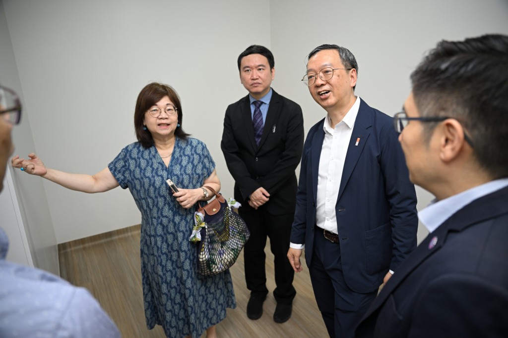 房屋局副局長戴尚誠（右二）。何永賢FB圖片