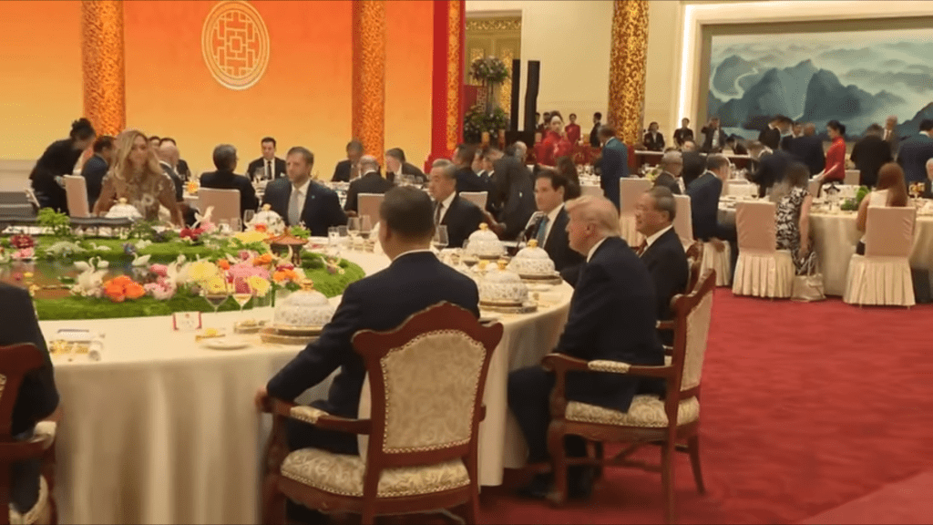 國宴會場上,特朗普坐在習近平右邊。 Youtube / The White House 國宴會場上,特朗普坐在習近平右邊。 Youtube / The White House