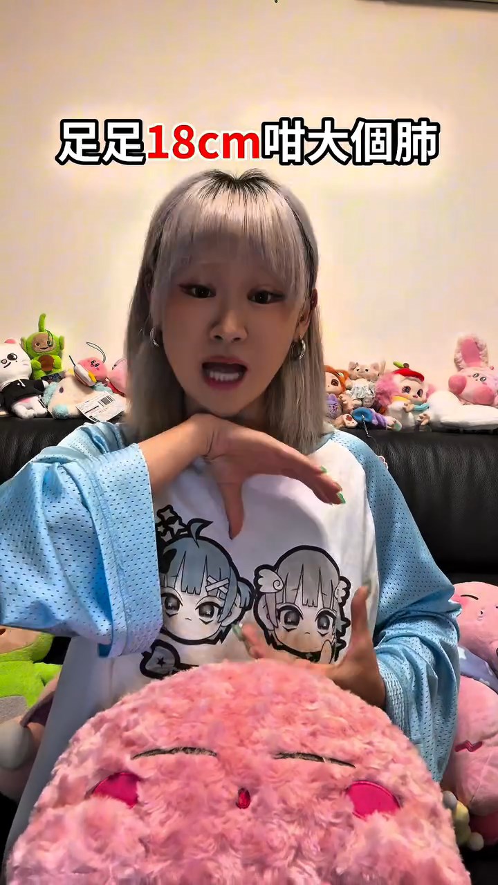 WinWin指自己切走18cm的肺部。 WinWin指自己切走18cm的肺部。